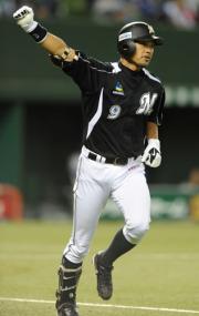 福浦は右越えに勝ち越しソロ本塁打を放ちガッツポーズ（撮影・小沢裕）