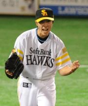 【ソフトバンク-ロッテ】勝利の瞬間ガッツポーズの和田(撮影・小沢裕)
