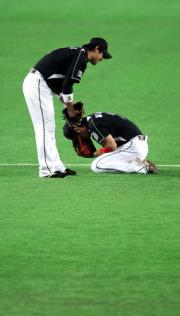 日本シリーズ進出を決め西岡はグラウンドに泣き崩れる（撮影・浅見桂子）
