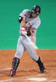 【中日－巨人】９回、阿部が右越え勝ち越し本塁打（撮影・宮崎幸一）