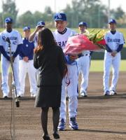セレモニーで花束を受け取る中日落合監督（撮影・清水貴仁）