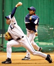 室内練習場でキャッチボールする西武雄星(撮影・蔦林史峰)