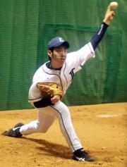 室内ブルペンで気迫のこもった投球を見せる西武雄星(撮影・沢野健太)