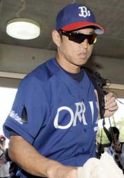 袖に喪章をつけ球場に入るオリックス田口（共同）