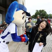 ドアラは握手したファンに急接近して驚かせる（撮影・清水貴仁）