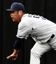 ブルペンで熱のこもった投球をする西武工藤(撮影・蔦林史峰)