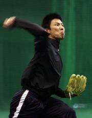 ソフトＢ大場は休日返上、キャッチボールで体を動かす（撮影・藤尾明華）