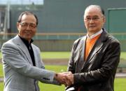 握手を交わす長嶋茂雄名誉監督と王貞治会長（撮影・宮川勝也）