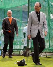 巨人の練習を見る長嶋茂雄名誉監督（左）と王貞治会長（撮影・宮川勝也）