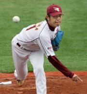 横浜打線を５回無失点に抑えた楽天岩隈（撮影・中島郁夫）