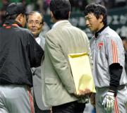 巨人長野（右）は、王会長へ緊張しながらあいさつする（撮影・松本俊）