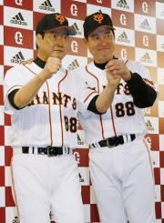 おなじみのポーズをかたどった像の除幕式で、笑顔の巨人原監督（共同）