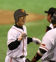 【巨人－ロッテ】１回、小笠原が本塁打を放ち生還（撮影・中島郁夫）