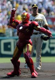 甲子園で始球式を行うアイアンマン（撮影・河南真一）