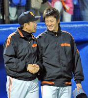 今季初勝利を挙げた野間口(右)は原監督と笑顔で握手(撮影・為田聡史)