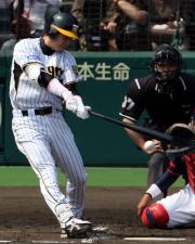 【阪神－ヤクルト】１回、先制２点適時打を放つ鳥谷敬（撮影・上田博志）