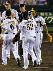 【阪神-広島】勝利を喜ぶ藤川(右)ら(撮影・上田博志)