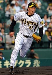 【阪神-ヤクルト】打球に反応する先発の上園(撮影・河南真一)