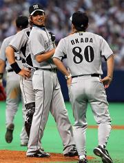 【中日-阪神】岡田監督の激励に笑顔を見せる藤川(撮影・上田博志)