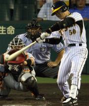 【阪神-巨人】4回裏、右前安打を放つ高橋光信(撮影・上田博志)