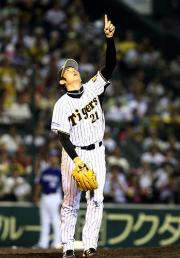 【阪神－中日】４回、岩田はウッズの右飛を指で示す（撮影・加藤哉）