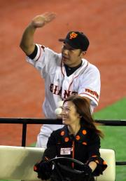 【巨人－中日】ファンの声援に手を振る巨人阿部（撮影・中島郁夫）