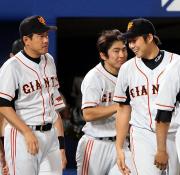 【横浜－巨人】勝利を喜ぶ左から原監督、小笠原、東野（撮影・中島郁夫）