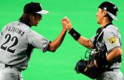 【中日－阪神】藤川(左)は３人で抑え矢野とタッチ（撮影・桜井希望）