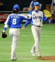 【巨人－西武】試合後、平尾とハイタッチする岸（撮影・田崎高広）