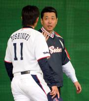 由規にアドバイスする江川卓氏（撮影・下田雄一）