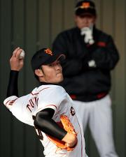 原監督の見守る中、プルペンで投球練習をする辻内（撮影・宇治久裕）