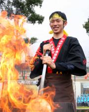 地鶏の炭火焼きを体験する巽（撮影・藤尾明華）