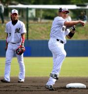 西岡（左）と息の合った連係を見せたロッテ井口（撮影・中島郁夫）