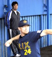 ブルペンで投球練習を見るオリックスの野茂ＴＡ（共同）