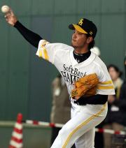 ブルペンで投球練習をする新垣（撮影・藤尾明華）