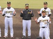 １本締めで１次キャンプを打ち上げる真弓監督ら（中央）（撮影・加藤仁）