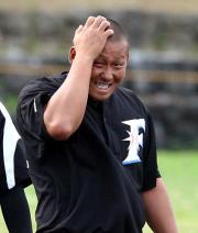 練習中、頭をかき苦笑いの中田（撮影・黒川智章）