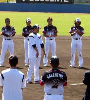 清水選手会長（中央）の１本締めでキャンプ打ち上げ（撮影・鳥谷越直子）