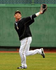 守備練習を行う金本知憲（撮影・河南真一）