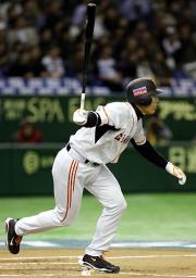 【韓国-巨人】1回、巨人の李は適時二塁打を放つ(撮影・鹿野芳博)