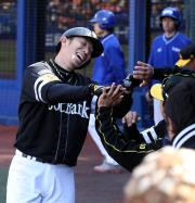 【横浜-ソフトB】本塁打の多村はナインとハイタッチ(撮影・進尚幸)