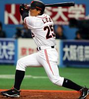 【巨人－オリックス】　４回、李は先制２ランを放つ（撮影・沢野健太）