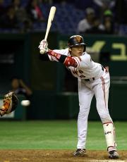 【巨人－日本ハム】内角球をよける巨人坂本（撮影・野上伸悟）