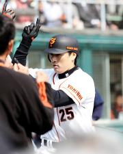 【巨人－西武】本塁打を放った李をベンチが祝福（撮影・蔦林史峰）