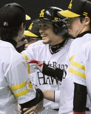 【ソフトＢ－広島】２試合連続サヨナラ打を放ち祝福される松田（中央）