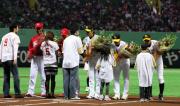 花束を受け取る川崎、杉内、馬原、石原、栗原（撮影・藤尾明華）