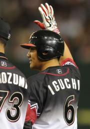 【ロッテ-巨人】この日3安打目を放った井口(撮影・小沢裕)