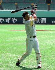 シート打撃の前に素振りをする小久保(撮影・藤尾明華)