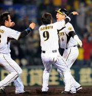【阪神-広島】サヨナラ打の金本はナインと抱き合う(撮影・河南真一)