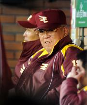 【楽天－ソフトＢ】ベンチで苦笑いする野村監督（撮影・水谷安孝）